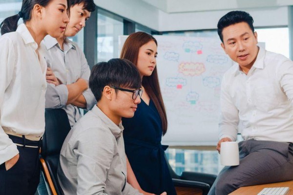 Hình ảnh minh họa tầm quan trọng của cá cược an toàn tại bj66, với người chơi đang quản lý tài chính một cách có trách nhiệm.